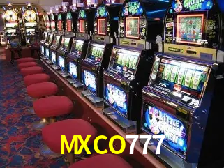 Una escena digital vívida inspirada en casino con MXCO777 mostrado prominentemente, luces brillantes, fichas, cartas y acentos dorados.